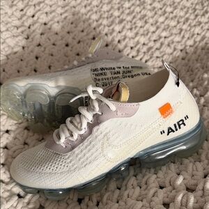 Nike Women's White / Light Gray Sneakers